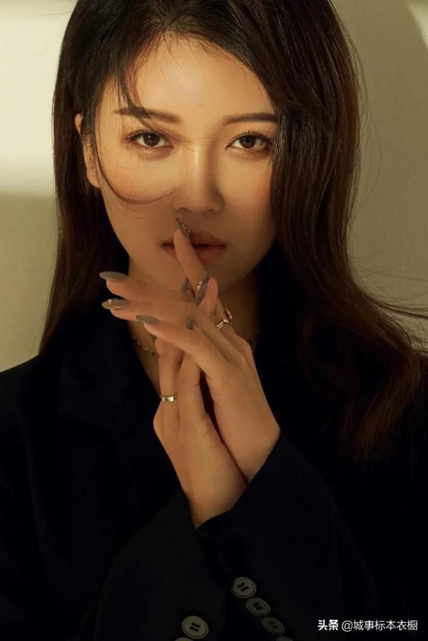 這款不反打破了純黑色的沉悶感，而沉穩的氣質絲毫未減