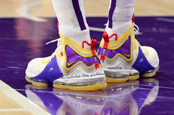 歐文8代多配色曝光，LBJ19金紫色來襲，還有一款“鬆糕鞋”？