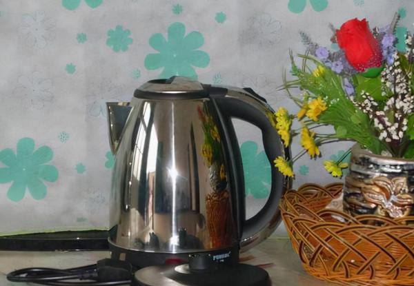 長期喝&OpenCurlyDoubleQuote;電熱水壺&rdquo;燒的水，對身體有影響嗎？醫生：別不放心上