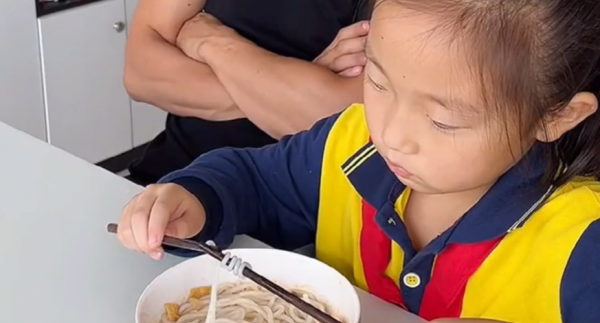 “逼瘋”父親漲粉百萬，央視點名表揚的三石父女，究竟有何魔力？