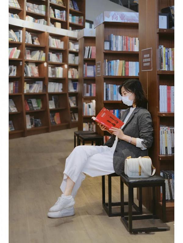 年過50的女人,建議少穿運動鞋!今年秋季流行這4雙鞋,好美 年過50的女人,建議少穿運動鞋!今年秋季流行這4雙鞋,好美