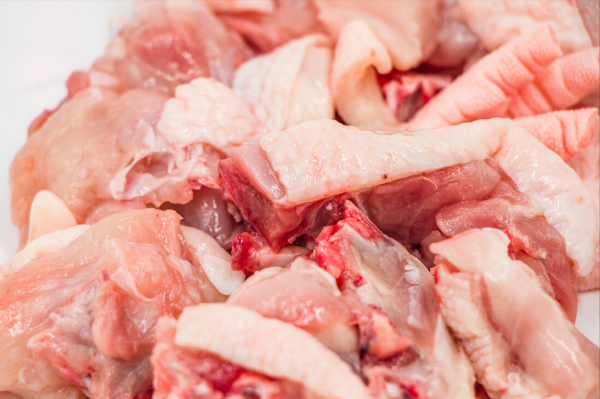 大年三十年夜飯，1道小雞燉蘑菇上桌，清淡味香，老人孩子都愛吃