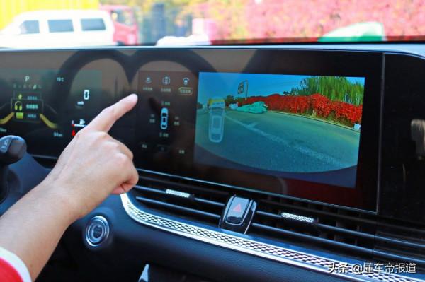 新車｜自帶“爆款”基因，換裝2.0T發動機！試駕新款奔騰B70