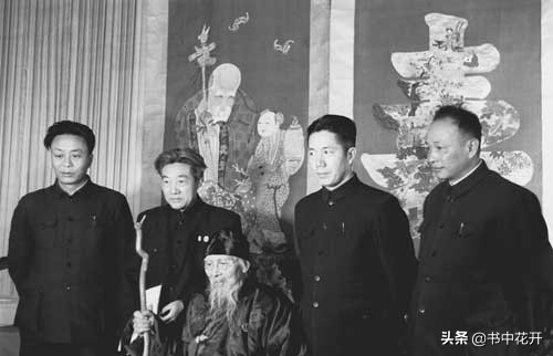 以民族精神為靈魂，吸收外國文學的思想，建構中國文學的民族性