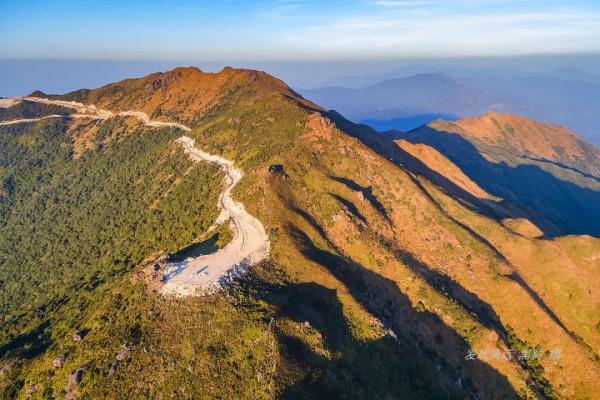 駕車登頂廣東大南山,滿山芒花深處是一個人的孤寂 駕車登頂廣東大南山,滿山芒花深處是一個人的孤寂