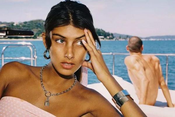 朱珠曬全家福,她的金耳環好搶鏡 朱珠曬全家福,她的金耳環好搶鏡