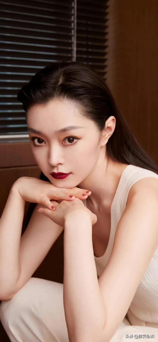 宋軼一套白色西服化身霸道總裁,又美又颯 宋軼一套白色西服化身霸道總裁,又美又颯