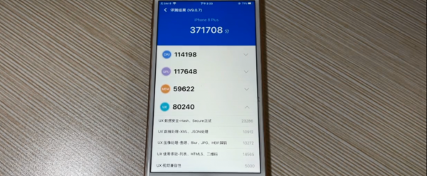 二手蘋果8P怎麼樣？玩遊戲倒是不卡，就是耗電比較快