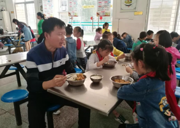 家長探望住校的孩子，寢室的場景讓她心酸，“寄宿”不是撒手不管