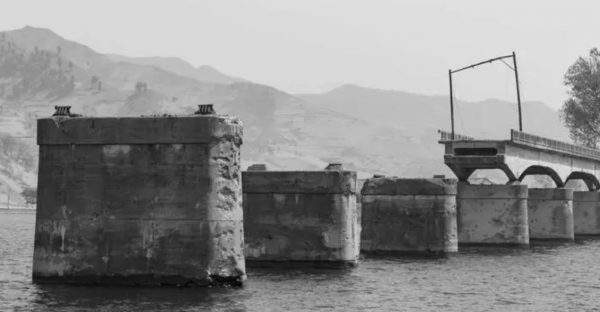 中美朝鮮大戰,麥克阿瑟要炸燬鴨綠江大橋,美國總統連忙反對 中美朝鮮大戰,麥克阿瑟要炸燬鴨綠江大橋,美國總統連忙反對