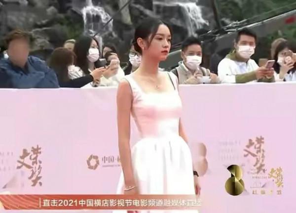 橫店紅毯劉浩存拿大獎太長臉!曾黎化濃妝太老氣,徐帆大佬範十足 橫店紅毯劉浩存拿大獎太長臉!曾黎化濃妝太老氣,徐帆大佬範十足