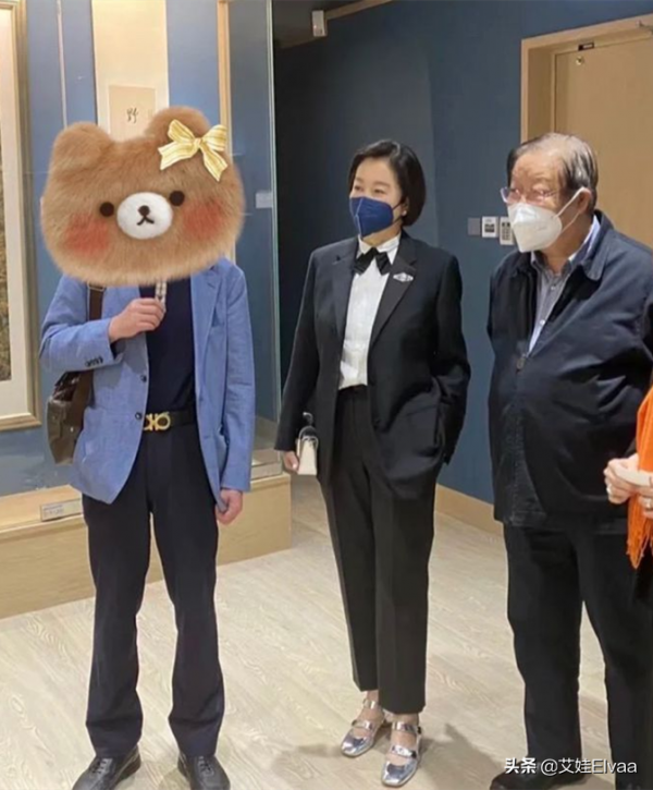 林青霞打卡美術展覽館！67歲穿黑西裝配銀色高跟，企業家站姿搶鏡