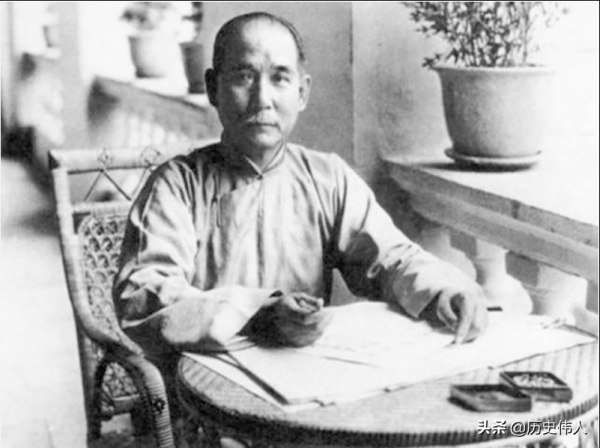 組建裝甲兵部隊時,毛主席指著身邊一人說:他是我們裝甲兵之父 組建裝甲兵部隊時,毛主席指著身邊一人說:他是我們裝甲兵之父