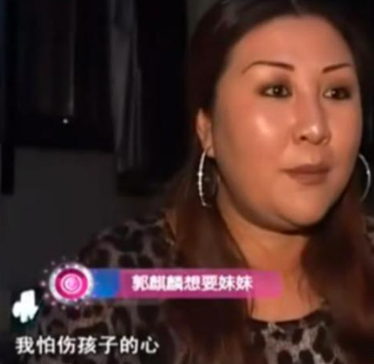 郭德綱老婆戴粉色鴿子蛋唱戲！3個鐲子全是鑽石，指甲豔麗太搶眼