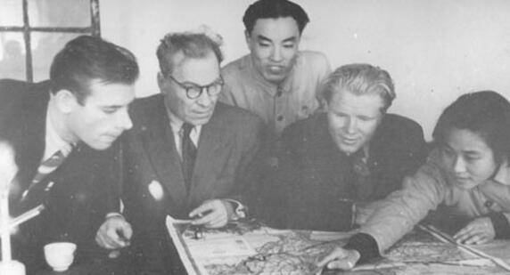 64年原子彈爆炸成功後，周總理看到一蘑菇雲照片：把地面部分裁掉