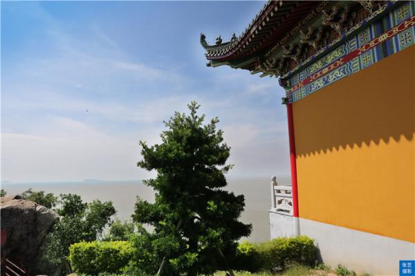 國內第一所海邊懸崖寺廟，三面環海景色極佳，被譽為陽江小故宮
