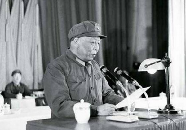 青樓女子發跡後資助了一名落魄青年，1950年重逢時，對方成了將軍