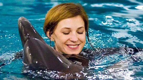 小海豚被拖網纏住，漁民冒險潛入海中相救，海豚每年都來看望恩人