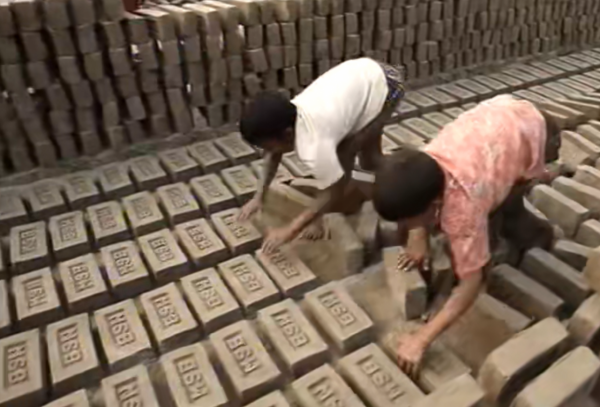 童工成災的孟加拉,孩子會走路就要幹活,沒有夢想只為生存 童工成災的孟加拉,孩子會走路就要幹活,沒有夢想只為生存