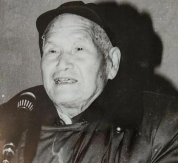 兩位軍區副司令都是中將，司令員卻無軍銜，被調出軍隊，活102歲