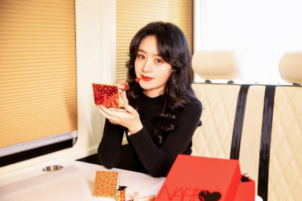 趙麗穎輕熟風造型徹底封神,穿黑裙演繹出優雅範,氣質提升就開掛 趙麗穎輕熟風造型徹底封神,穿黑裙演繹出優雅範,氣質提升就開掛