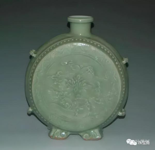 明龍泉窯青釉刻花人物葫蘆紋綬帶耳扁壺 明龍泉窯青釉刻花人物葫蘆紋綬帶耳扁壺