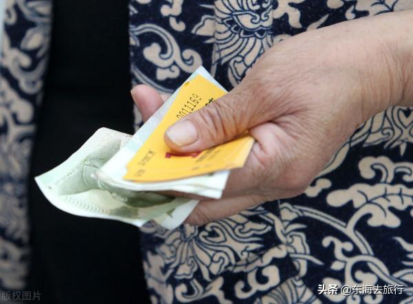 十塊錢低價遊套路之一，九塊錢一罐的駱駝奶粉，居然賣三百塊一罐