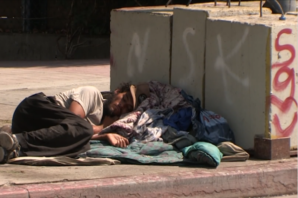 美國窮人生活：買不起房子住車裡，遍地流浪漢，生病不敢去醫院