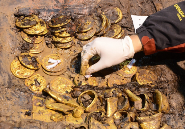 濟南老農意外挖出純金塊,專家聞訊趕來後,發現了一盒西漢雞蛋 濟南老農意外挖出純金塊,專家聞訊趕來後,發現了一盒西漢雞蛋