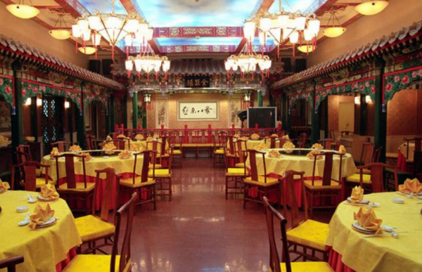 全聚德放下身段，降價、取消服務費卻仍不見起色，錯在哪了？