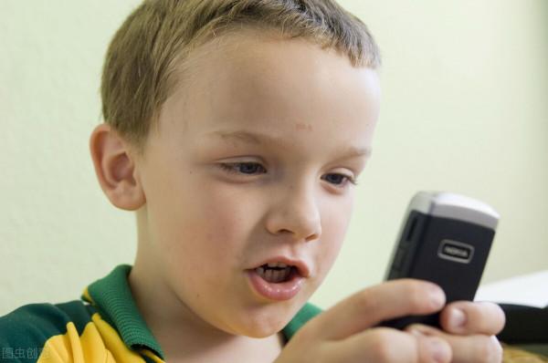 手機帶娃，孩子有自己手機嗎？別讓手機當家長