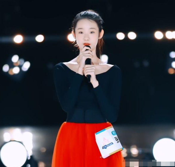 蘿莉臉太騙人！竟是隱形高個，看臉150看腿170，原來錯怪男星矮了