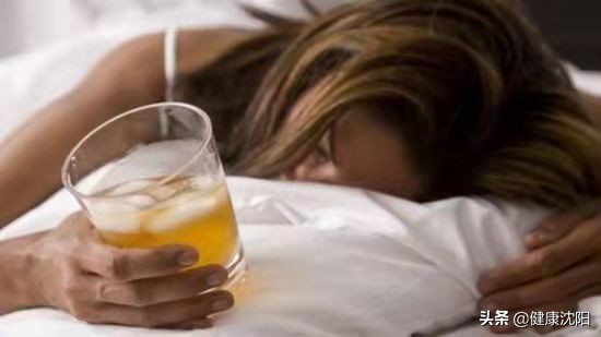 健康科普堂 | 週末綜合徵——宿醉醒後右手不能抬起的青年男性