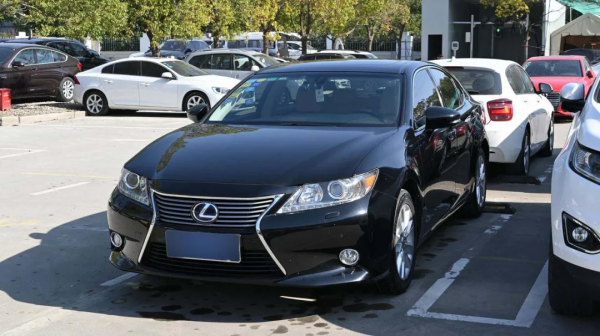 細數二手雷克薩斯ES300h的特點，什麼樣的人適合當車主？