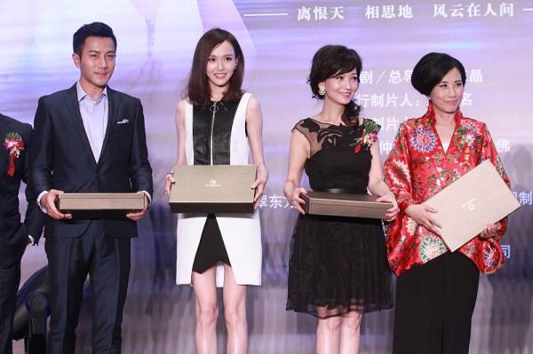 趙雅芝保養的確實很好,就算和唐嫣頭靠頭,也看不出差了30歲 趙雅芝保養的確實很好,就算和唐嫣頭靠頭,也看不出差了30歲