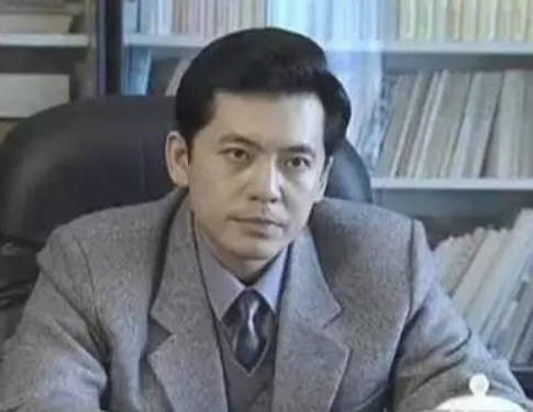 何政軍：錯過鞏俐娶初戀為妻，出道多年無緋聞，父親身份不一般