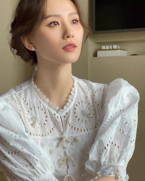 劉詩詩重回“人淡如菊”為國民品牌站臺!穿白裙亮相,美回巔峰 劉詩詩重回“人淡如菊”為國民品牌站臺!穿白裙亮相,美回巔峰