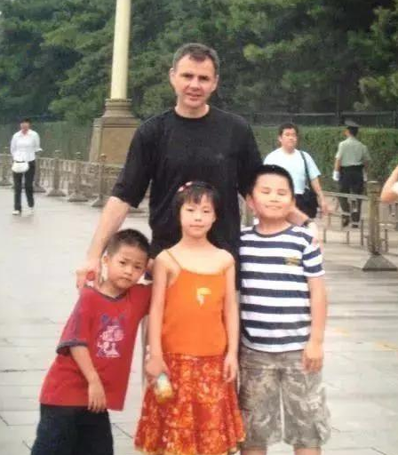 金星：4年領養3個孩子，因孩子和丈夫離婚，苦盡甘來無遺憾