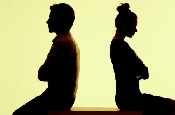 所有殺妻的男人都有一個共同特徵：外人面前慫，家人面前狠