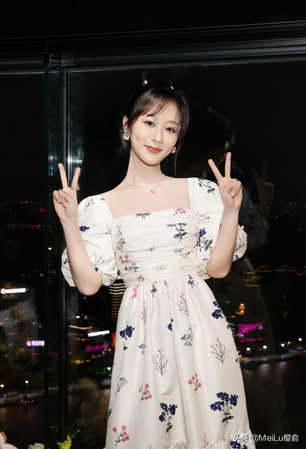 楊紫的打扮美不勝收，俏皮可愛，太有氣質了