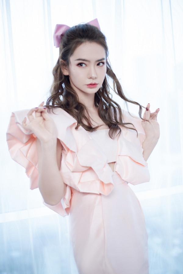 戚薇穿得好減齡,一襲粉色連衣裙配大蝴蝶結,嫩得不像5歲孩子媽 戚薇穿得好減齡,一襲粉色連衣裙配大蝴蝶結,嫩得不像5歲孩子媽