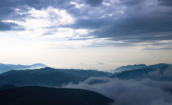 徒步五臺山，大霧中前行，風雲變幻，有計劃去的帶好裝備