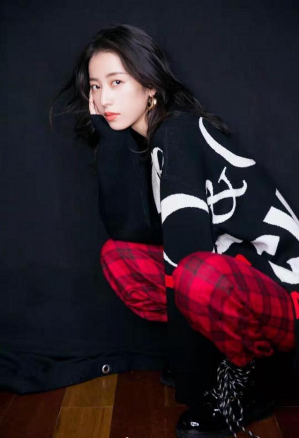 周雨彤的演技又惹爭議？身穿背心大秀小蠻腰，搭檔肖戰成熱門cp