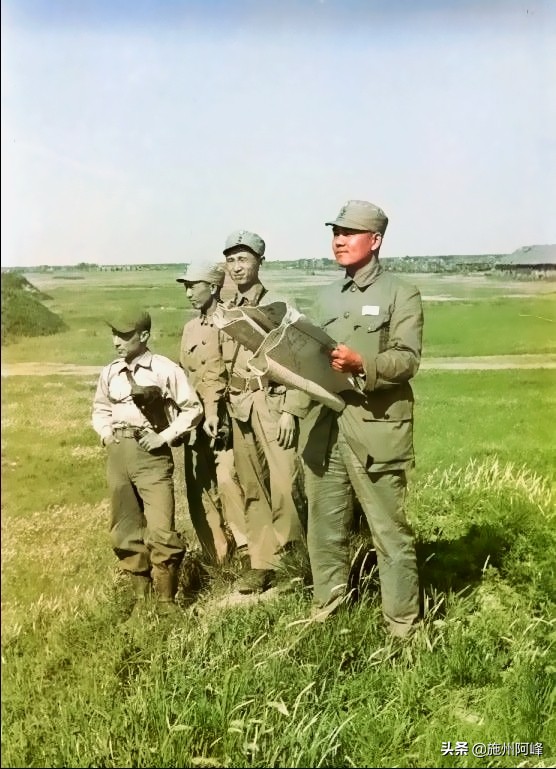 1949年國民黨淞滬警備隊士兵在上海構築防禦陣地的畫面 1949年國民黨淞滬警備隊士兵在上海構築防禦陣地的畫面