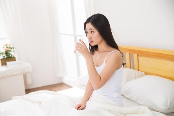 常喝晾涼的白開水，對身體有益還是有害？醫生說出實情，理性對待