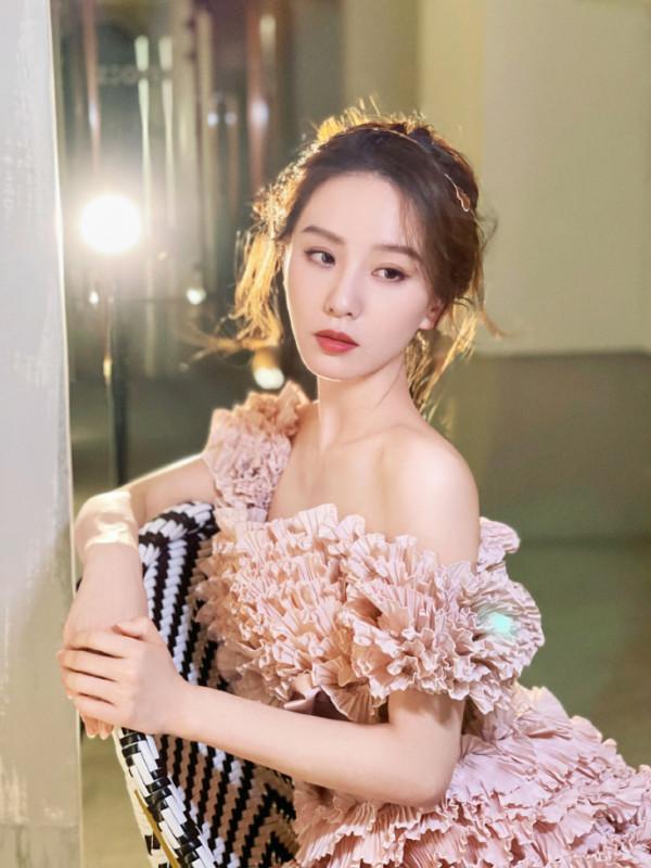 85花同場比拼來了！楊冪連換三套迎戰，劉詩詩咖位不穩，唐嫣翻車