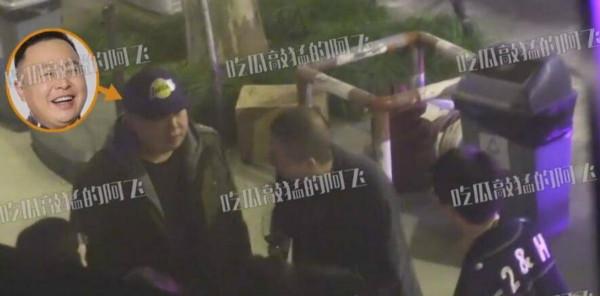 各行明星齊聚餐！張傑謝娜低調挽手同行，郭麒麟王迅一同路邊閒談