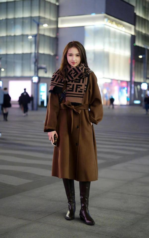 看街拍 學穿搭：Fendi、LV、Gucci、Chanel等大牌圍巾穿搭示範