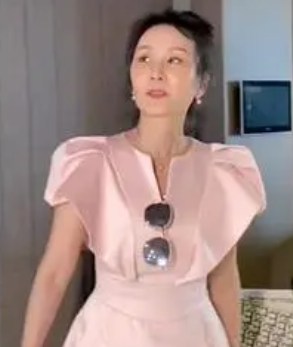 雪瑞姑姑：靠壕氣人設走紅，花甲之年活成18歲，她到底是何身份？