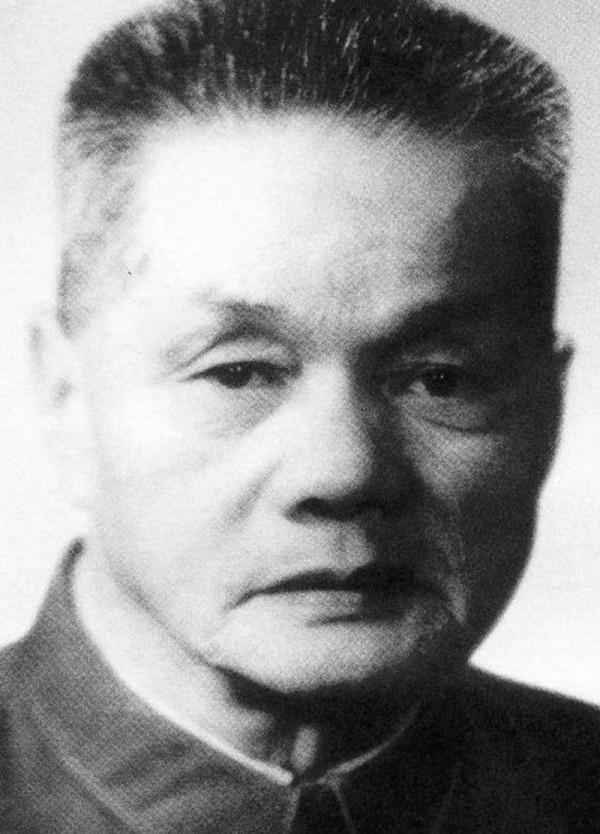 他50歲擔任福建省副省長，53歲被免職，56歲擔任福建省省長